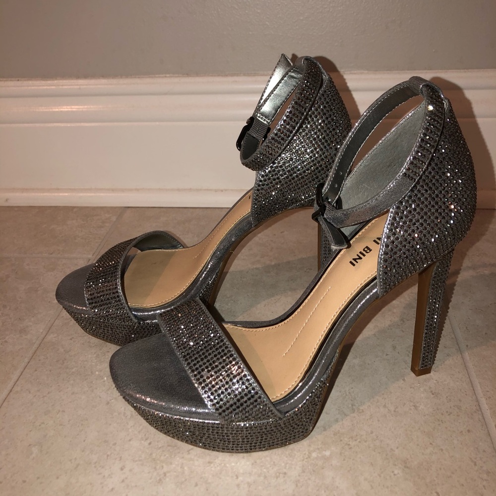 Size 6.5 Gianni bini silver heel